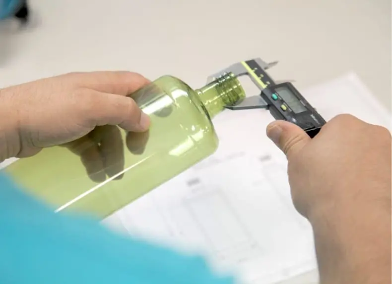 Measure the outer diameter of the thread using the calliper gauge.