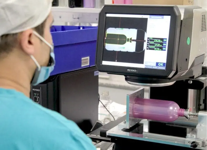 The quality of PET bottles is checked on the computer.