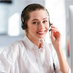 Frau mit Headset beim Telefonieren