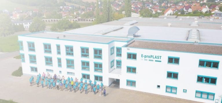 Firmengelände EPROPLAST mit den Mitarbeitern im Vordergrund.