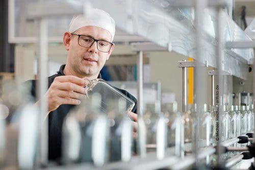 err Christian Simon kontrolliert als Leiter der Konstruktion und Entwicklung der EPROPLAST GmbH soeben produzierte PET-Kunststoff-Flaschen.