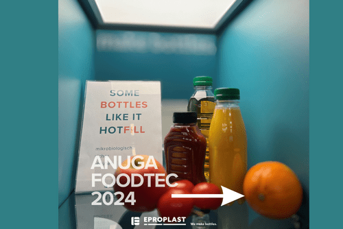 Hotfill Flaschen befüllt mit Orangensaft, Apfelsaft oder Ketchup auf der Anuga FoodTec Messe in Köln.